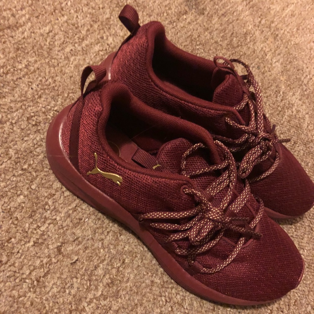 Women’s Puma Sneakers!